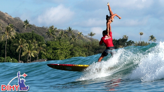 Lướt sóng ở bãi biển Duke Kahanamoku