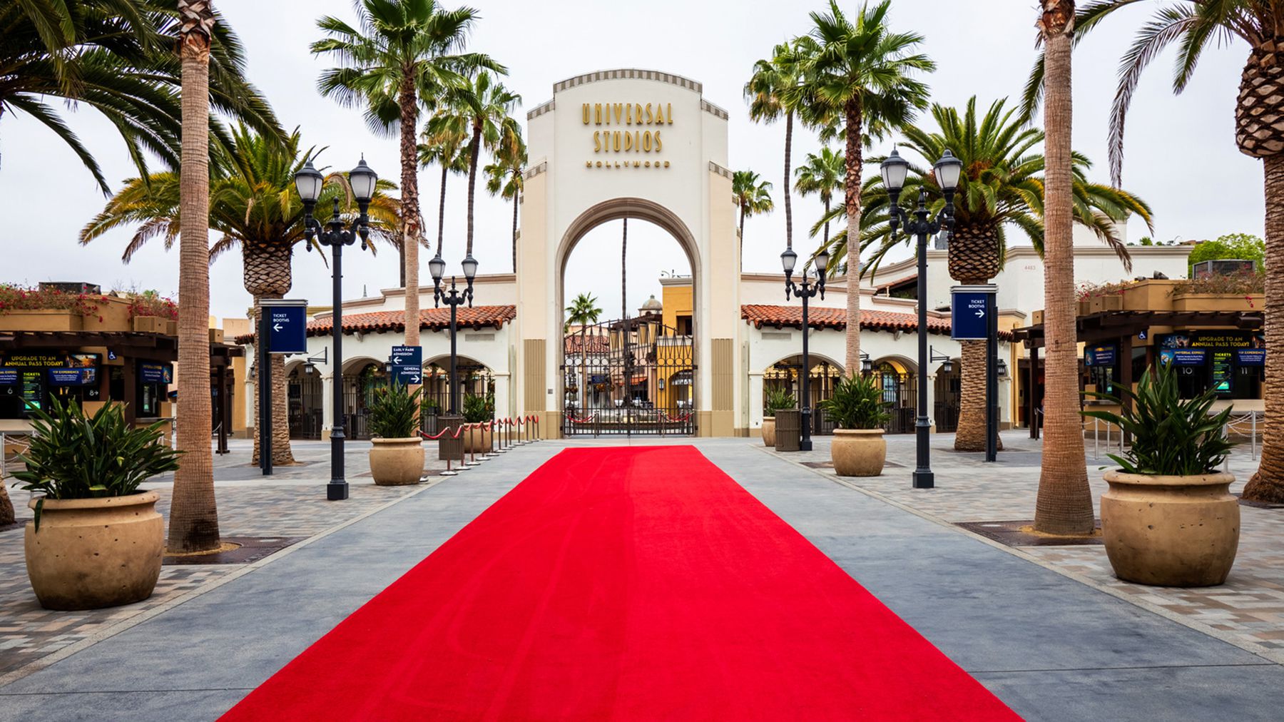 Cổng dẫn vào Universal Studio Hollywood