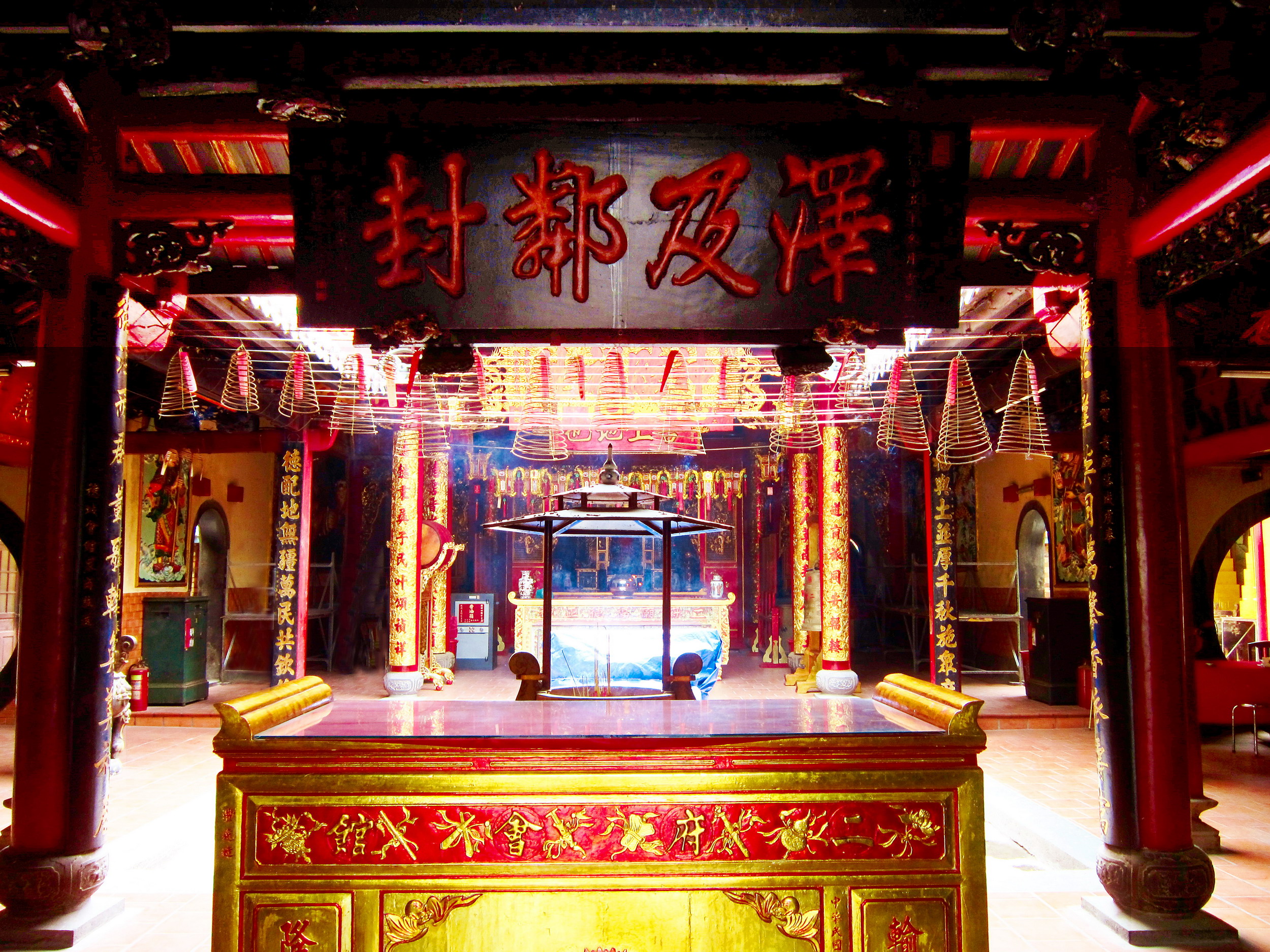Miếu Nhị Phủ là một trong những điểm đến ở khu phố người Hoa rất linh thiêng và cổ kính