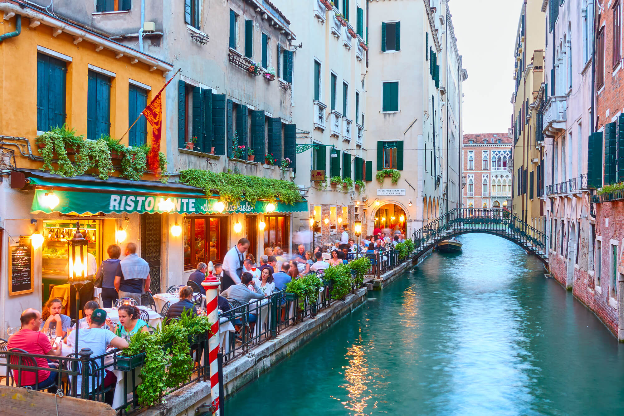 Nhà hàng rực rỡ đầy màu sắc ở thành phố Venice