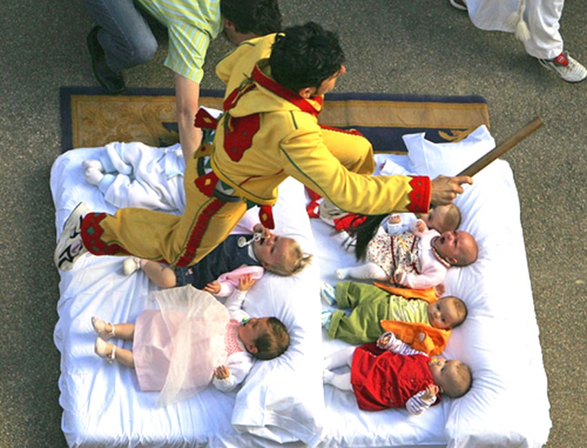 Lễ hội kỳ lạ ở Tây Ban Nha khi cho người đàn ông bận trang phục quỷ nhảy qua trẻ nhỏ