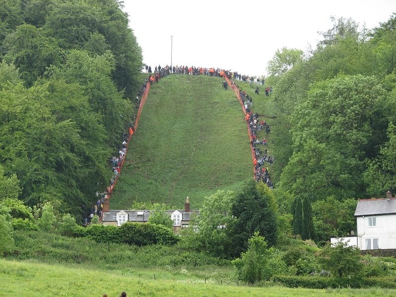 Lễ lăn theo pho mát ở Anh là một lễ hội kỳ lạ bậc nhất thế giới